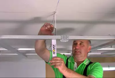 Изолация на окачен таван чрез анкериране